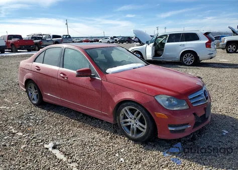 2013 Mercedes-Benz C 250 z USA, uszkodzony, nr VIN WDDGF4HB5DR250464